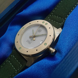 Picture showing the handmade mechanical watch Levenaig Metlinyn 38 Bullauge in its blue wooden box